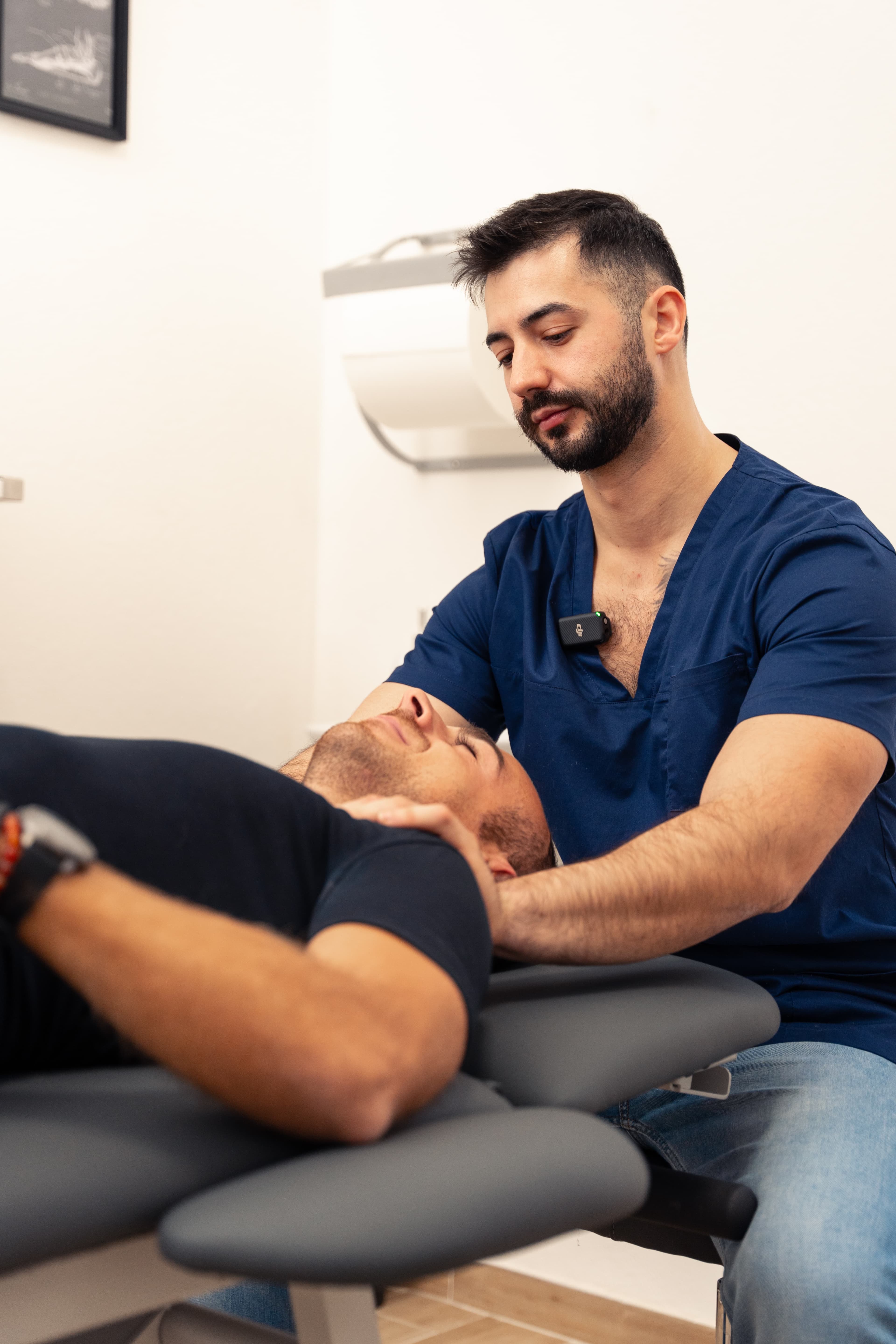 Fisioterapista durante un trattamento osteopatico